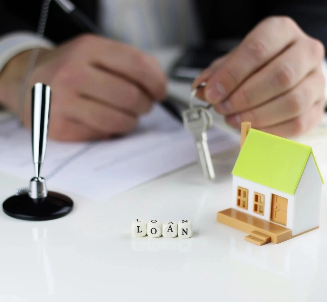 A person is holding keys to a house.